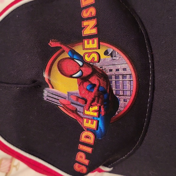 Spiderman "Spider Sense" red and black cap - Picture 6 of 6